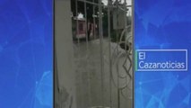 El Cazanoticias: Graves inundaciones se presentan en una calle de Barranquilla por falta de pavimentación.