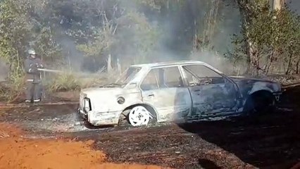 Monza com alerta de furto é destruído em incêndio próximo à PR-486