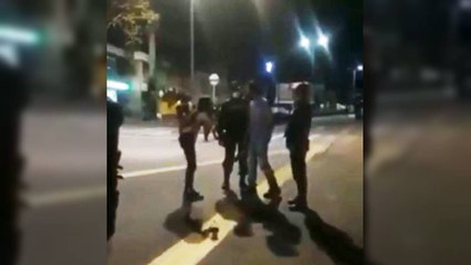 ¡A correazos! Así sacó un hombre a su hija de los disturbios en Armenia