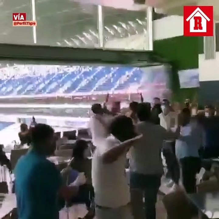 Aficionados de Tigres invaden el BBVA