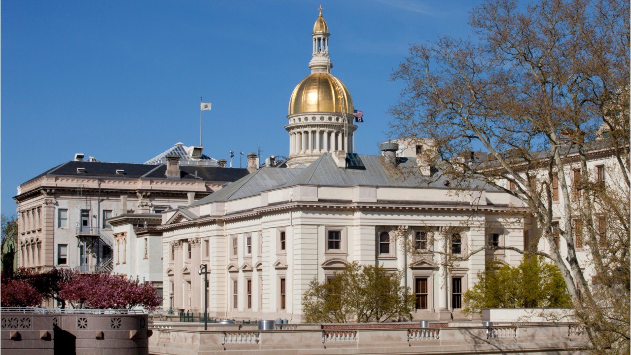 New Jersey Legislature Passes Bill To Ban Paper Bags