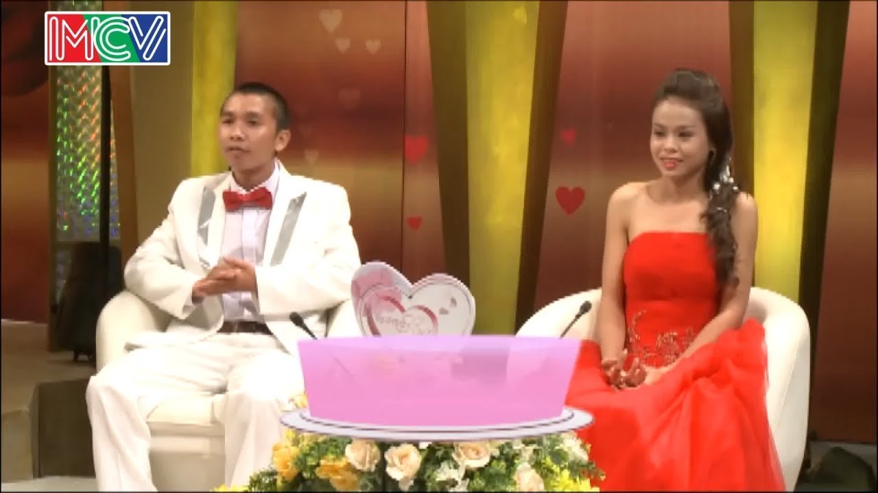 Cặp vợ chồng với nụ hôn đầu kéo dài từ TỐI ĐẾN SÁNG - lập cả HỢP ĐỒNG HÔN NHÂN khiến 2 MC CẠN LỜI