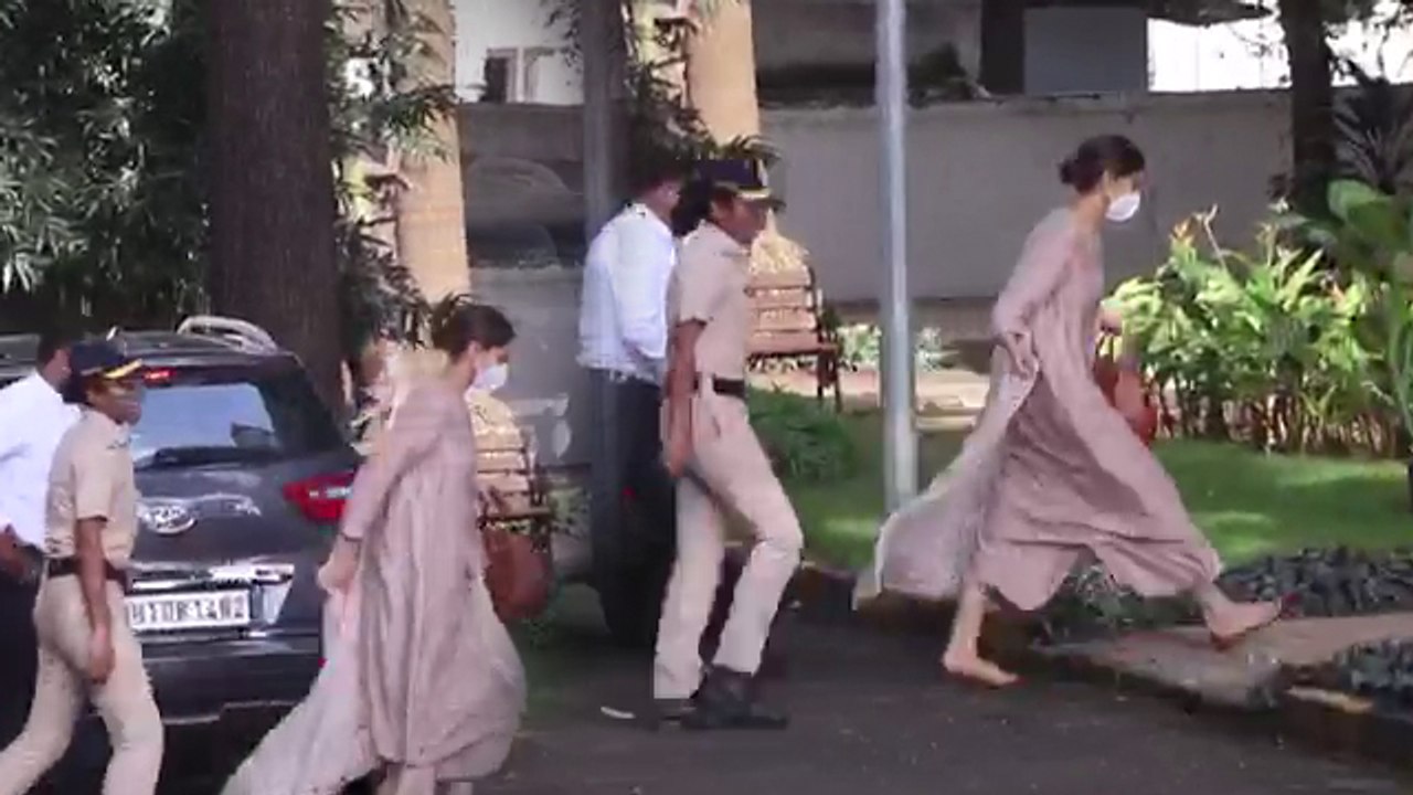 Deepika Padukone पहुंची NCB office; Watch Video | FilmiBeat