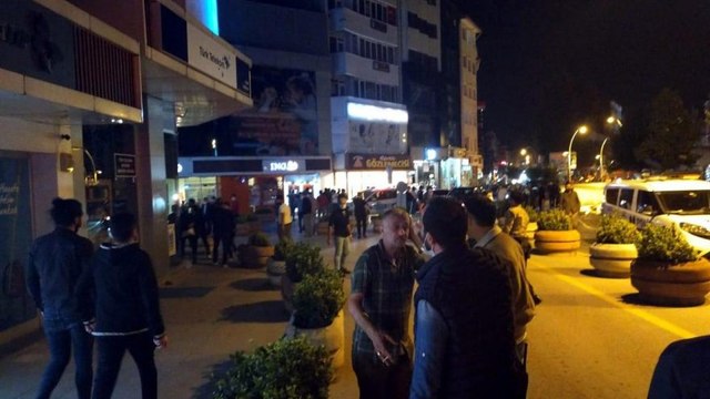 Kavga eden 2 grup, olaya müdahale eden polis ve bekçilere saldırdı