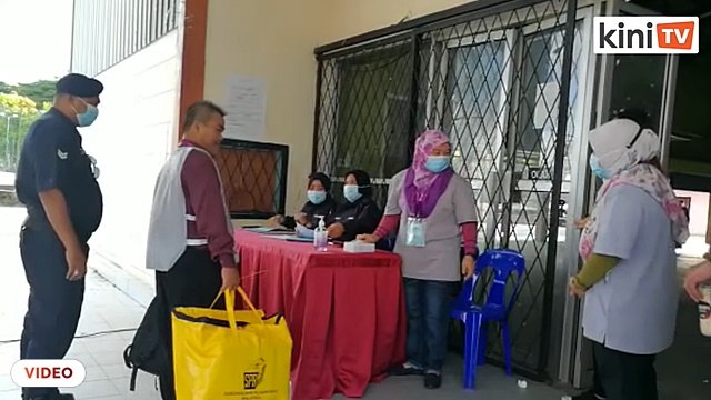 Peti undi tiba di pusat penjumlahan rasmi undi DUN Lamag