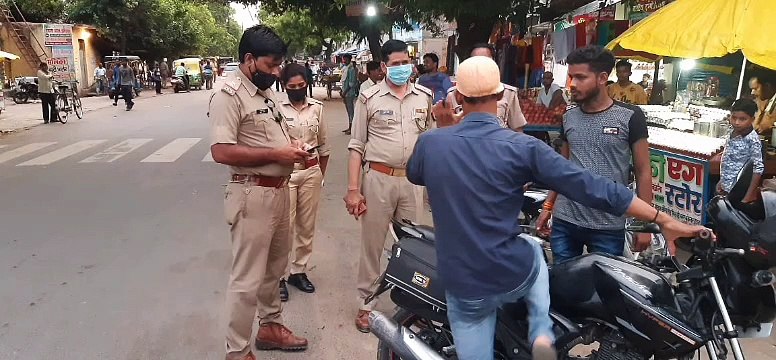 हेलमेट नहीं पहनना युवक को पड़ा महंगा, पुलिस ने युवक का काटा चालान
