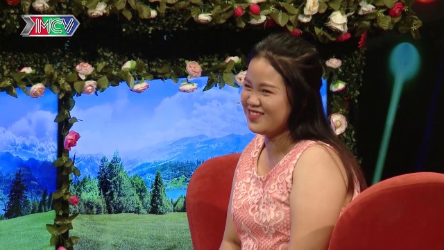 Cô gái mũm mĩm đỏ mặt khi chàng trai ôm hôn không rời ngay trên sân khấu BMHH