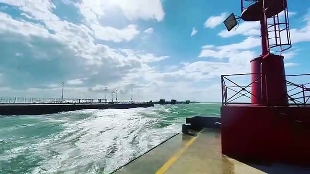 Forti venti sul litorale romano, la mareggiata a Fiumicino