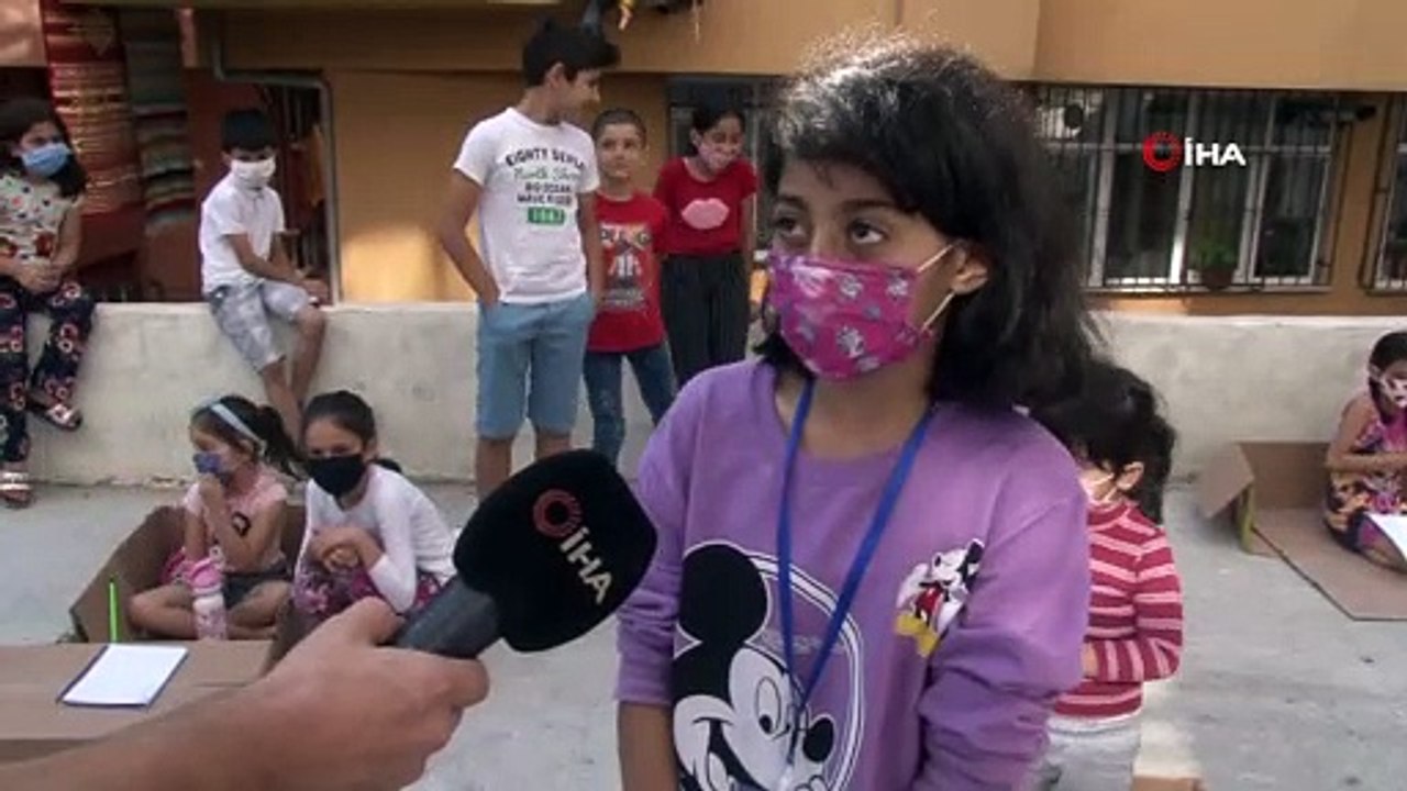 6'ıncı sınıf öğrencisinden apartmanların arasında kartondan sınıf