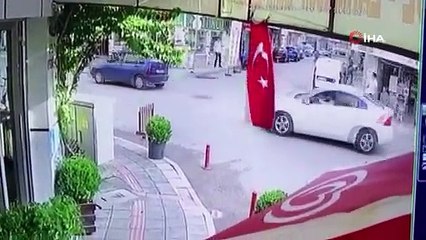 Bursa'da inanılmaz olay...Kapı açıldı çocuk böyle düştü