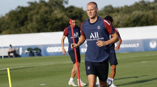 Replay : Conférence de Presse de Mitchel Bakker avant Stade de Reims v Paris Saint-Germain