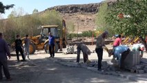 Muradiye Belediyesi, okul bahçelerini ve bozuk olan mahalle yollarına parke taşı döşüyor