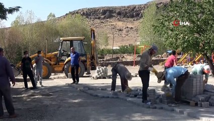 Muradiye Belediyesi, okul bahçelerini ve bozuk olan mahalle yollarına parke taşı döşüyor