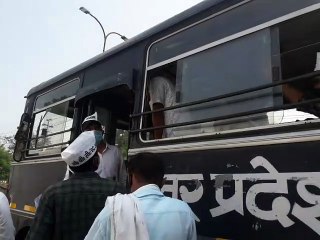 शिक्षक भर्ती अभ्यर्थियों का निदेशालय में हंगामा, धक्का-मुक्की के बाद गिरफ्तार