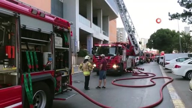 - Beylikdüzü’nde bir alışveriş merkezinde yangın çıktı. Elektrik panolarından çıktığı kaydedilen yangın için olay yerine çok sayıda itfaiye ekibi sevk edildi.