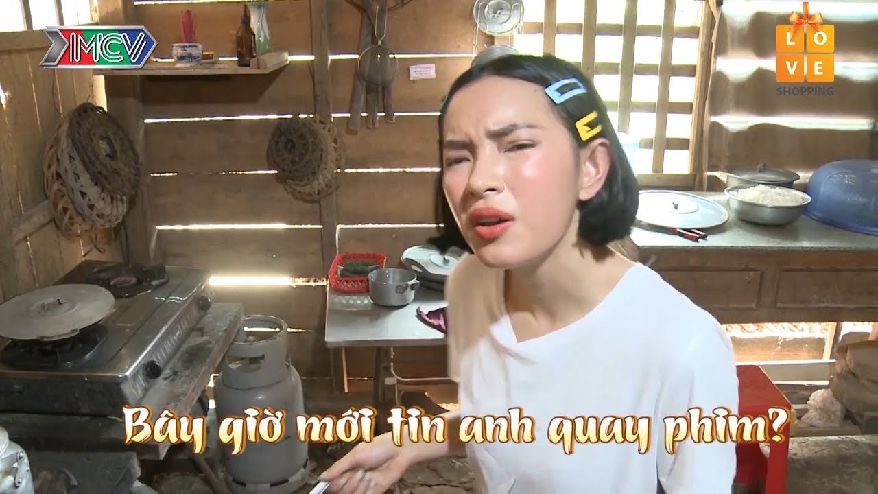 Hot girl CHÂU BÙI lần đầu nấu cơm BẾP CỦI: Xinh thì có CHUI CHỖ NÀO CŨNG XINH - NCNNĐ