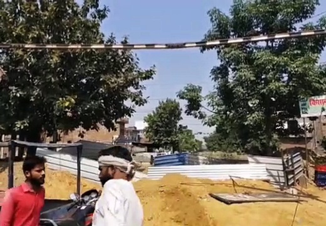 फर्रुखाबाद फाटक पर फुट ओवर ब्रिज बनने का काम हुआ शुरू