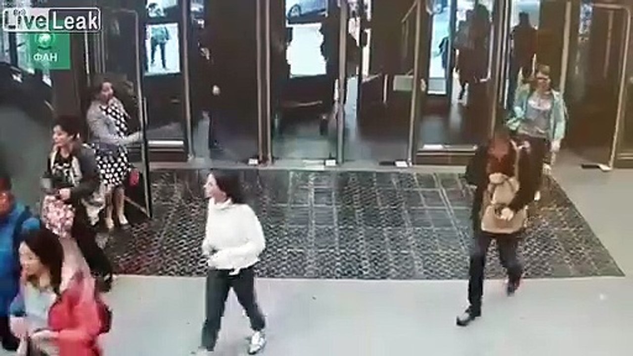 Une piétonne traverse la vitre de l'immeuble ! Trop propre peut-être