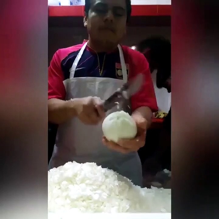 Technique pour couper les oignons... un peu risqué non???