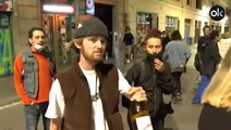 Jóvenes extranjeros insultan a la prensa por grabarles haciendo botellón en la calle de Barcelona