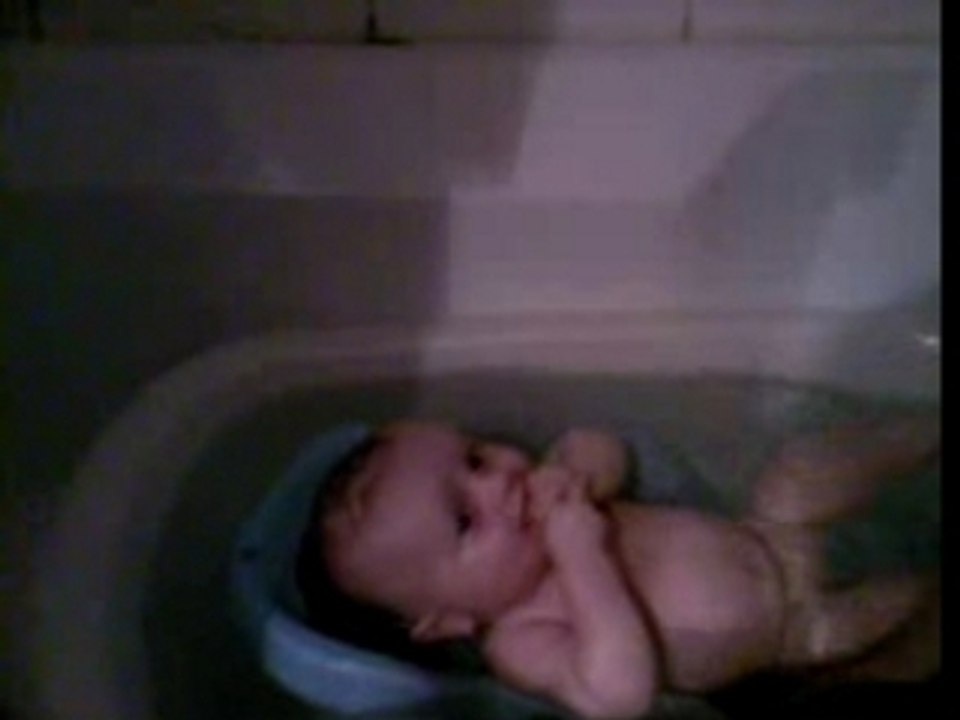 j'adore que mon papa joue avec moi ds le bain