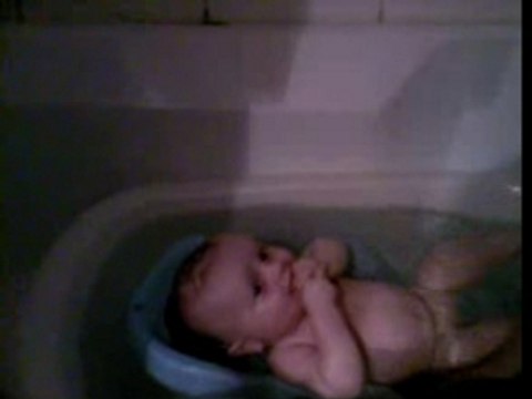 j'adore que mon papa joue avec moi ds le bain