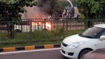 लखनऊ में चलती कार बनी आग का गोला