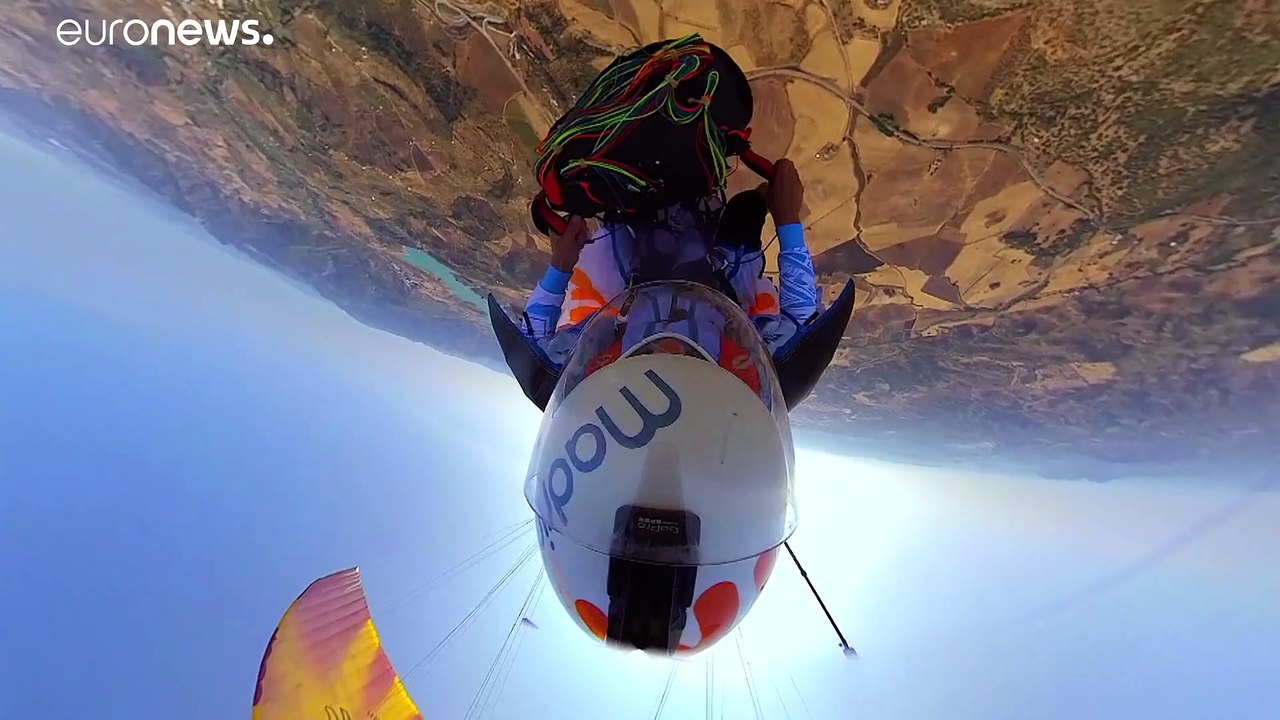Gleitschirmfliegen mit wingsuit - stunt-premiere in andalusien