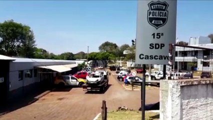 Veículo roubado e que foi destruído após incêndio é levado à delegacia