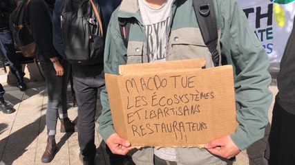 Des militants Youth for Climate bloquent l’entrée du McDonald’s du boulevard Foch