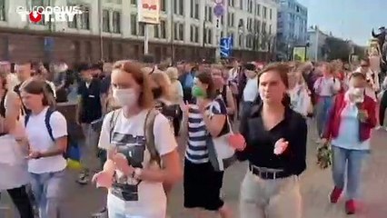 Decenas de mujeres detenidas por protestar contra Lukashenko en Minsk