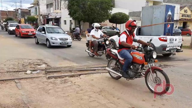Motoristas reclamam de trilho solto no Bairro da Estação em Sousa