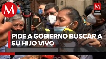 Mamá de normalistas pide a AMLO que "apriete un poquito más" en investigación