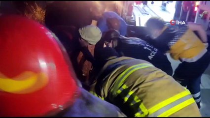 Kamyonette sıkışan yaralı kepçe yardımı ile böyle kurtarıldı