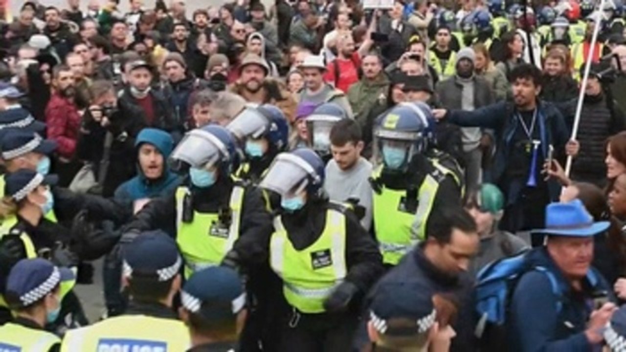 Manifestantes contra las restricciones chocan con la policía en Londres
