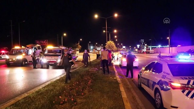 Denizli'de karşı şeride geçen otomobilin ticari araçla çarpışması sonucu 10 kişi yaralandı