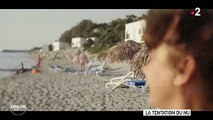 En Corse, rencontre dans un village naturiste avec Angélique qui explique pourquoi elle est nue pour la première fois sur une plage