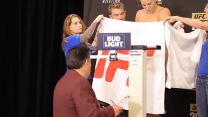 5 शर्मनाक पल जब लोग घूरते हुए पकड़े गए 5 moments when people are caught staring