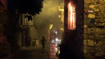Tarihi ahşap evde çıkan yangın mahalleliyi sokağa döktü, ne mesafe ne de maske kuralına uyuldu