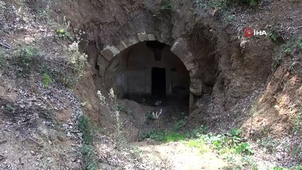 2000 yıllık boş tümülüsü define uğruna talan ettiler