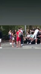 Jóvenes sin guardar la distancia de seguridad en el parque García Sanabria
