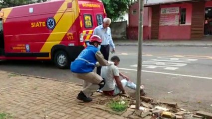 Motociclista de 24 anos fica ferido em forte colisão na Rua Presidente Kennedy