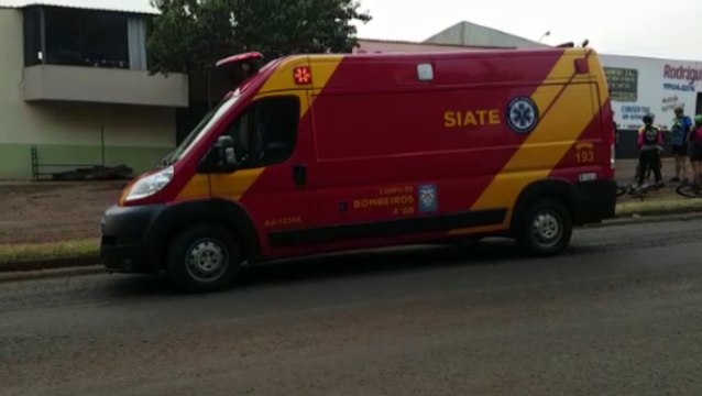 Ciclista é socorrida ao sofrer queda em trecho de obra na Av. Piquiri