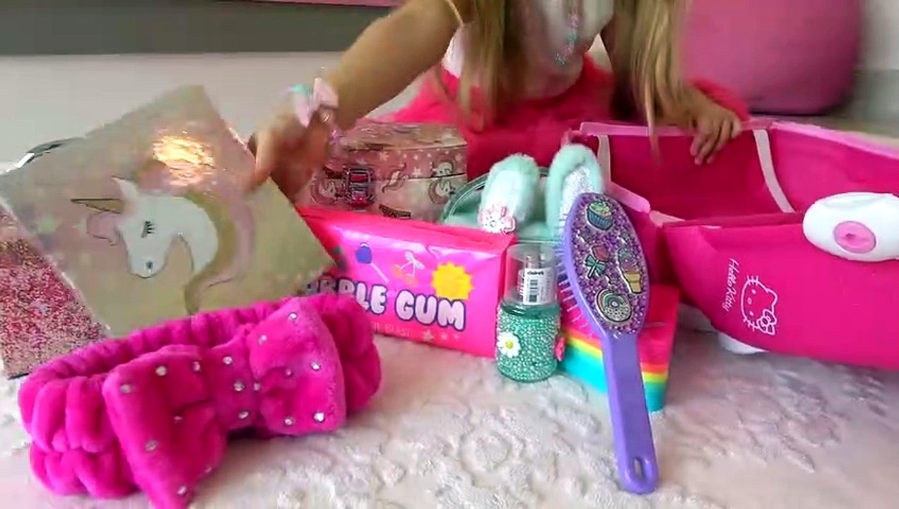 Diana in her new princess room & the magic suitcase for girls