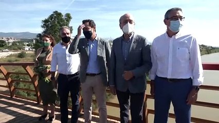 Moreno inaugura la pasarela peatonal sobre el río Guadalhorce en Málaga
