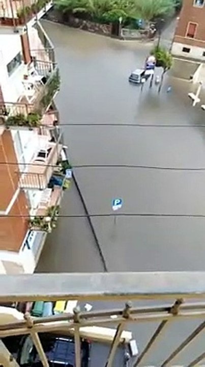 Alluvione a Nettuno, strade e auto sommerse dall'acqua