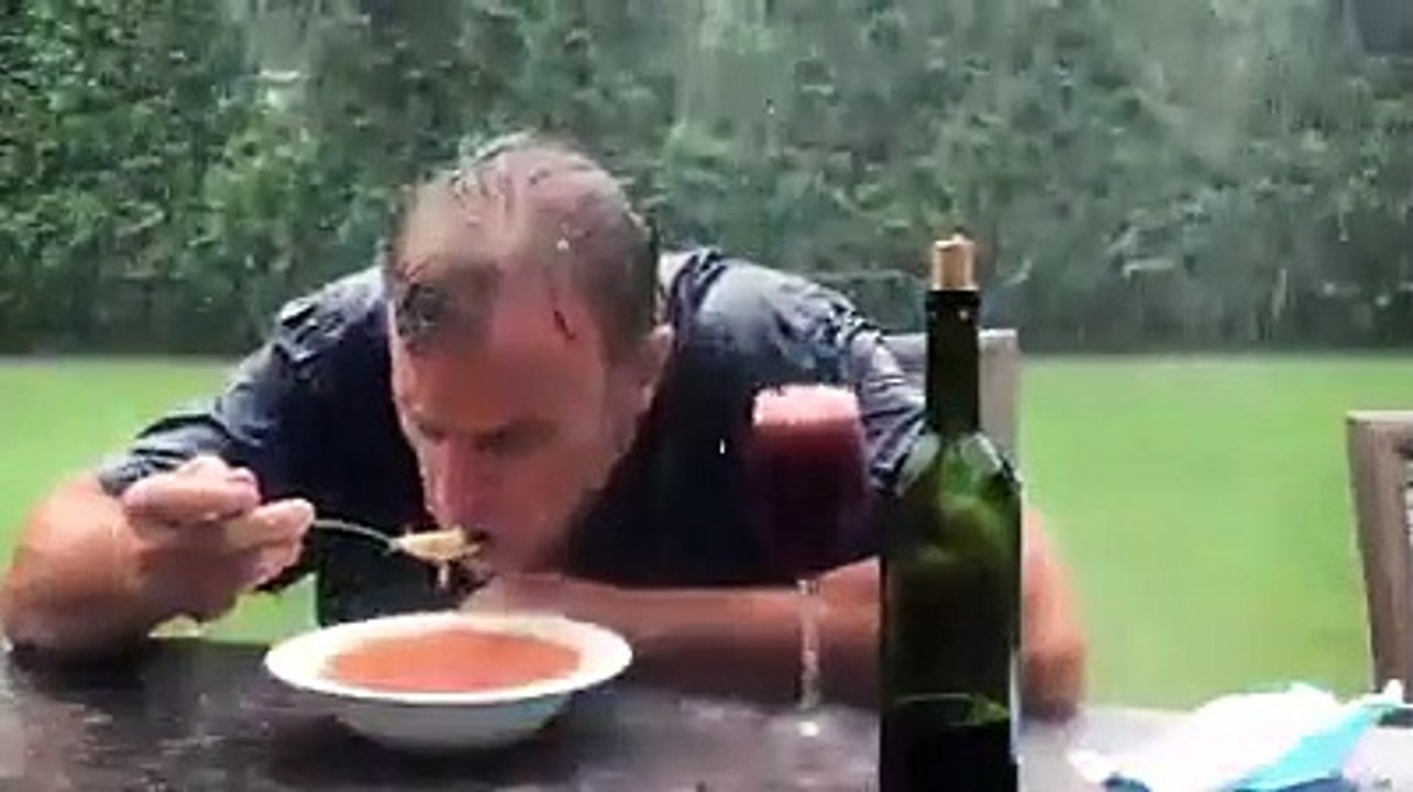 Dejeuner en terrasse sous la pluie en plein covid-19  !! (hmour)