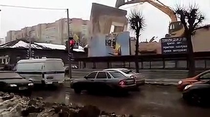 Les russes ne sont pas les rois de la démolition... tout sur la route