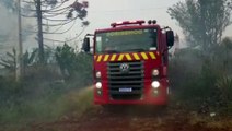 Bombeiros combatem incêndio em extensa área de vegetação no Cascavel Velho