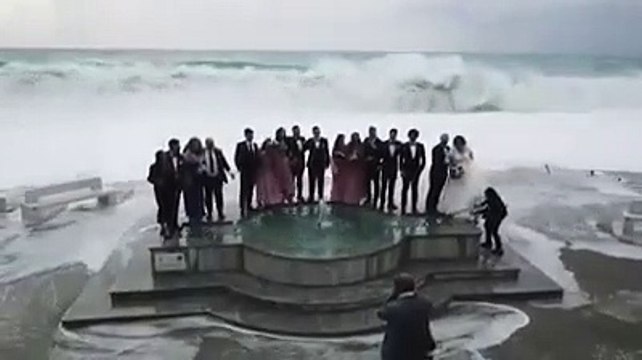 Scilla, le immagini del matrimonio nella tempesta del Tirreno forza 8